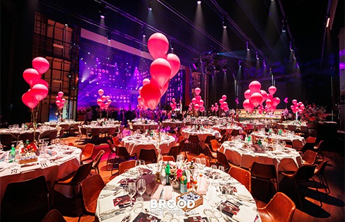 Gala-evenement met tafels en sfeervolle decoratie